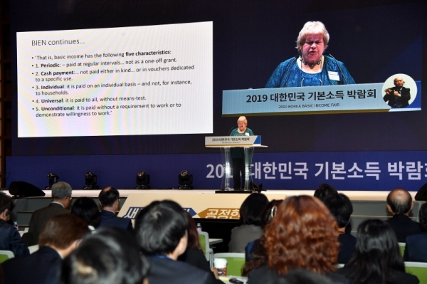29일 수원컨벤션센터에서 열린 ‘대한민국 기본소득 박람회’ 국제컨퍼런스에서  애니 밀러 영국 시민소득트러스트 의장이 “비전에서 현실로: 정의,평화,복지의 새로운 시대”란 주제로 기조연설을 하고 있다.전형민기자