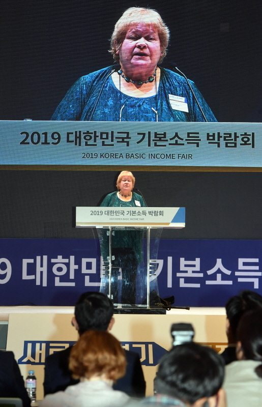 29일 수원컨벤션센터에서 열린 ‘대한민국 기본소득 박람회’ 국제컨퍼런스에서  애니 밀러 영국 시민소득트러스트 의장이 “비전에서 현실로: 정의,평화,복지의 새로운 시대”란 주제로 기조연설을 하고 있다.전형민기자