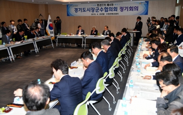 29일 수원컨벤션센터에서 열린 ‘경기도시장군수협의회’ 민선7기 제4차 정기회의에서 염태영 경기도시장군수협의회장 등 참석 시,군 단체장 들이 현안 안건 등을 심의 하고 있다.전형민기자