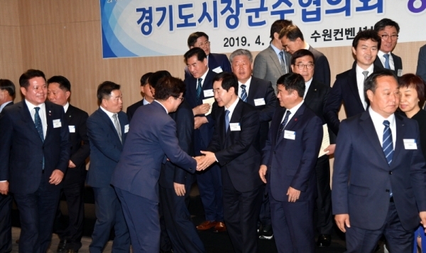 29일 수원컨벤션센터에서 열린 ‘경기도시장군수협의회’ 민선7기 제4차 정기회의에서 염태영 경기도시장군수협의회장 등 참석 시,군 단체장 들이 시,군 현안 안건 등을 심의 후 기념촬영을 하고 있다.전형민기자