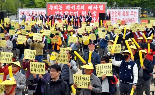 한국자동차해체재활용업협회(폐차업체) 관계자 600여 명이 29일 정부과천청사 앞에서 ‘폐차 중개·알선 실증규제 특례’ 철회를 요구하는 궐기대회를 갖고 있다.  협회 관계자는 