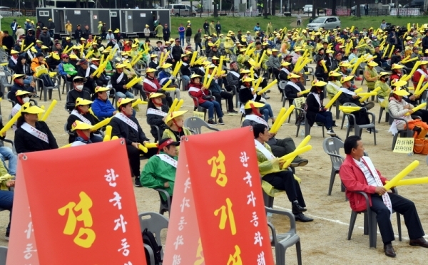 한국자동차해체재활용업협회(폐차업체) 관계자 600여 명이 29일 정부과천청사 앞에서 ‘폐차 중개·알선 실증규제 특례’ 철회를 요구하는 궐기대회를 갖고 있다.  협회 관계자는 