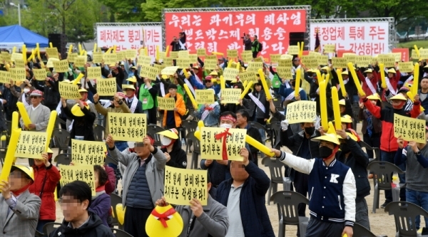 한국자동차해체재활용업협회(폐차업체) 관계자 600여 명이 29일 정부과천청사 앞에서 ‘폐차 중개·알선 실증규제 특례’ 철회를 요구하는 궐기대회를 갖고 있다.  협회 관계자는 
