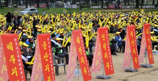 한국자동차해체재활용업협회(폐차업체) 관계자 600여 명이 29일 정부과천청사 앞에서 ‘폐차 중개·알선 실증규제 특례’ 철회를 요구하는 궐기대회를 갖고 있다.  협회 관계자는 