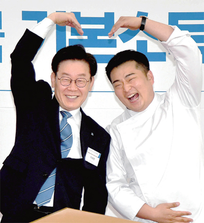 29일 수원컨벤션센터에서 열린 ‘2019 대한민국 기본소득 박람회’ 포토월 앞에서 이재명 경기도지사와 박람회 홍보대사 이원일 쉐프가 포즈를 취하고 있다. 전형민기자