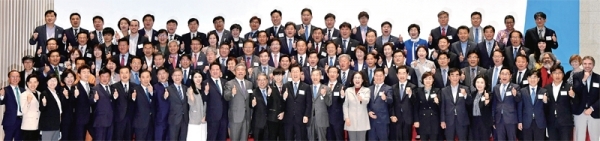 ‘2019 대한민국 기본소득 박람회’가 열린 29일 수원컨벤션센터에서 이재명 경기도지사, 송한준 경기도의회 의장, 이재정 경기도교육감, 알마즈 젤레케 뉴욕대 상하이 교수 등 참석자들이 기념촬영을 하고 있다. 전형민기자