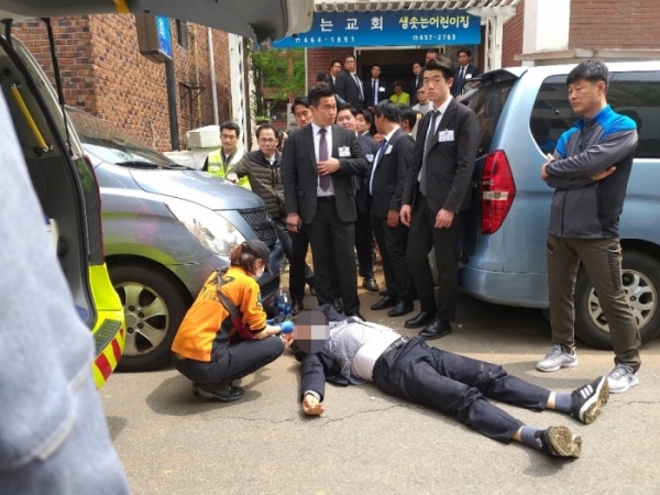 안양 덕현지구 주택재개발정비사업조합이 지난 23일 만안구 호계동 소재 한 교회시설에 대한 강제집행을 단행하자 집행관들과 교회 측 관계자 간 몸싸움이 벌어져 교회측 관계자가 쓰러져 있다. 박준상기자