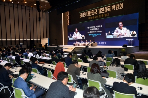 30일 수원컨벤션센터에서 열린 ‘2019 대한민국 기본소득 박람회’ 국제컨퍼런스에서(왼쪽부터) 서정희 군산대 교수, 샘 매닝 미국 YC연구소 연구위원, 강남훈 한신대 교수, 시그네 야우히아이넨 핀란드 사회보험국 선임경제학자, 이건민 정치경제연구소 대안 연구위원 등 참석자들이 “청년기본소득의 정책효과”란 주제로 토론을 하고 있다.전형민기자