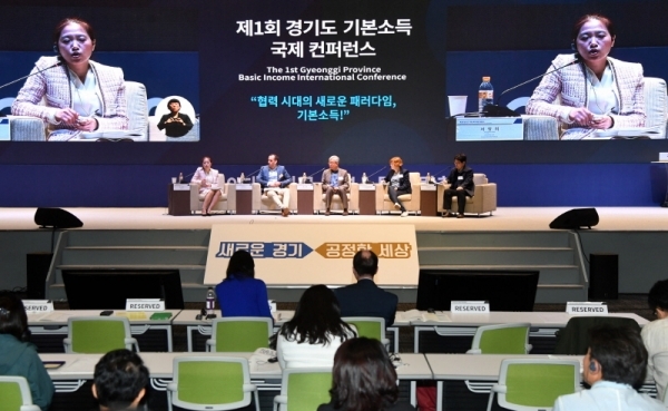 30일 수원컨벤션센터에서 열린 ‘2019 대한민국 기본소득 박람회’ 국제컨퍼런스에서(왼쪽부터) 서정희 군산대 교수, 샘 매닝 미국 YC연구소 연구위원, 강남훈 한신대 교수, 시그네 야우히아이넨 핀란드 사회보험국 선임경제학자, 이건민 정치경제연구소 대안 연구위원 등 참석자들이 “청년기본소득의 정책효과”란 주제로 토론을 하고 있다.전형민기자