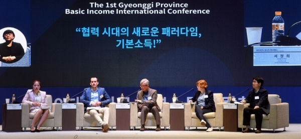 30일 수원컨벤션센터에서 열린 ‘2019 대한민국 기본소득 박람회’ 국제컨퍼런스에서(왼쪽부터) 서정희 군산대 교수, 샘 매닝 미국 YC연구소 연구위원, 강남훈 한신대 교수, 시그네 야우히아이넨 핀란드 사회보험국 선임경제학자, 이건민 정치경제연구소 대안 연구위원 등 참석자들이 “청년기본소득의 정책효과”란 주제로 토론을 하고 있다.전형민기자