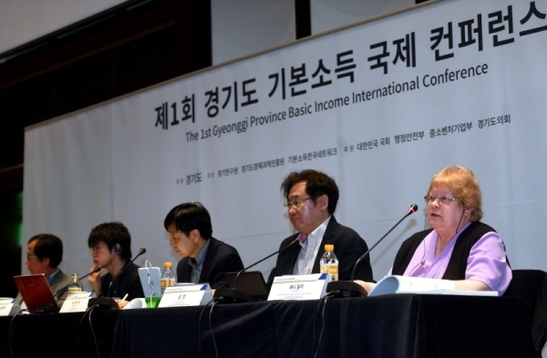 30일 수원컨벤션센터에서 열린 ‘2019 대한민국 기본소득 박람회’ 국제컨퍼런스에서(왼쪽부터) 이항우 충북대 교수, 이노우에 도모히로 일본 고미지와대 교수, 유종성 가천대 교수, 금민 정치연구소 대안 소장, 애니 밀러 영국 시민소득트러스트 의장 등 참석자들이 “4차 산업혁명시대의 공유부와 기본소득”란 주제로 토론을 하고 있다.전형민기자