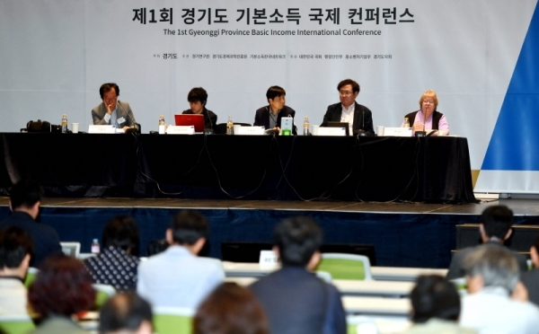 30일 수원컨벤션센터에서 열린 ‘2019 대한민국 기본소득 박람회’ 국제컨퍼런스에서(왼쪽부터) 이항우 충북대 교수, 이노우에 도모히로 일본 고미지와대 교수, 유종성 가천대 교수, 금민 정치연구소 대안 소장, 애니 밀러 영국 시민소득트러스트 의장 등 참석자들이 “4차 산업혁명시대의 공유부와 기본소득”란 주제로 토론을 하고 있다.전형민기자