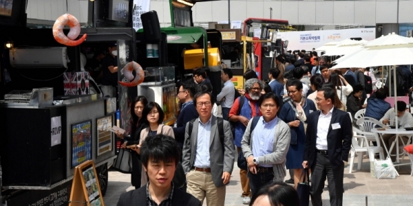 30일 수원컨벤션센터에서 열린 ‘2019 대한민국 기본소득 박람회’ 국제컨퍼런스에 참가한  애니 밀러 영국 시민소득트러스트 의장, 사라트 다발라 인도 기본소득지구네트워크 부의장,  시그네 야우히아이넨 핀란드 사회보험국 선임경제학자, 샘 매닝 미국 YC연구소 연구위원, 이노우에 도모히로 일본 고미지와대 교수 등 해외 연사와 내빈들이 박람회장 야외광장 푸드트럭 존에서 경기지역화폐를 사용해 음식을 구입,  오찬을 하고 있다.전형민기자