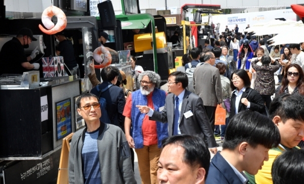 30일 수원컨벤션센터에서 열린 ‘2019 대한민국 기본소득 박람회’ 국제컨퍼런스에 참가한  애니 밀러 영국 시민소득트러스트 의장, 사라트 다발라 인도 기본소득지구네트워크 부의장,  시그네 야우히아이넨 핀란드 사회보험국 선임경제학자, 샘 매닝 미국 YC연구소 연구위원, 이노우에 도모히로 일본 고미지와대 교수 등 해외 연사와 내빈들이 박람회장 야외광장 푸드트럭 존에서 경기지역화폐를 사용해 음식을 구입,  오찬을 하고 있다.전형민기자