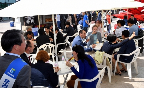 30일 수원컨벤션센터에서 열린 ‘2019 대한민국 기본소득 박람회’ 국제컨퍼런스에 참가한  애니 밀러 영국 시민소득트러스트 의장, 사라트 다발라 인도 기본소득지구네트워크 부의장,  시그네 야우히아이넨 핀란드 사회보험국 선임경제학자, 샘 매닝 미국 YC연구소 연구위원, 이노우에 도모히로 일본 고미지와대 교수 등 해외 연사와 내빈들이 박람회장 야외광장 푸드트럭 존에서 경기지역화폐를 사용해 음식을 구입,  오찬을 하고 있다.전형민기자