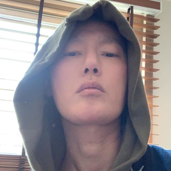 암 투병 중인 방송인 허지웅이 근황을 공개했다. 인스타그램