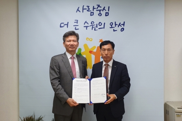 권찬호 수원시 복지여성국장(오른쪽)과 임용순 LH한국토지주택공사 수원권주거복지지사장이 협약을 체결하고 기념촬영을 하고 있다.