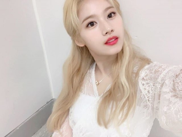 그룹 트와이스 사나가 일왕 퇴위 소식에 아쉬운 마음을 드러냈다. 트와이스 공식 인스타그램