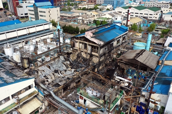 지난 30일 경기도 군포시 당정동 강남제비스코 합성수지 제조공장에서 화재가 발생해 건물 4개동, 2천593㎡가 소실됐다. 소방당국은 대응 최고 단계인 3단계를 발령해 고성능 화학차 등 장비 120여대와 소방관 등 350여명을 투입, 3시간여 만에 불길을 잡았다. 1일 오전 화재 현장 모습. 김시범 기자