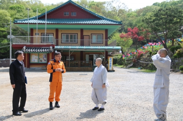 서은석 서장이 사찰 관계자들과 안관관리대책에 대해 논의하고 있다.