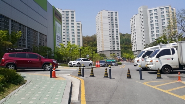 이마트트레이더스 군포점을 이용하는 차량들이 진출입하고 있으나 체육공원으로 가는 방향의 도로는 차단봉으로 막혀 있는 도시계획 중2-70호 도로. 윤덕홍기자
