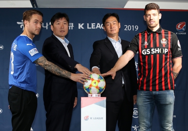 ▲ 1일 서울 축구회관에서 열린 K리그 슈퍼매치 미디어데이에서 참석자들이 기념촬영을 위해 포즈를 취하고 있다. 왼쪽부터 수원삼성 아담 타가트, 이임생 감독, FC서울 최용수 감독, 오스마르.연합뉴스