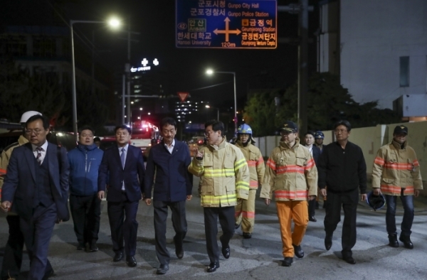 이재명 경기도지사와 진영 행정안전부 장관 등 관계자들이 30일 밤 대형화재가 발생한 군포시 당정동 강남제비스코(제비표페인트) 공장 현장을 살펴보고 이야기를 나누고 있다.