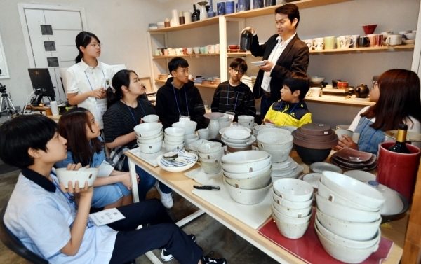 1일 용인시 처인구 포곡읍 영일도방에서 열린 경기꿈의 학교 ‘2019 꿈꾸는 도자 예술가’에 참가한 학생들이 학교장인 조영일 도예가로 부터 도자기의 종류 등에 대해 설명을 듣고 있다.전형민기자