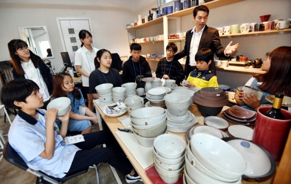 1일 용인시 처인구 포곡읍 영일도방에서 열린 경기꿈의 학교 ‘2019 꿈꾸는 도자 예술가’에 참가한 학생들이 학교장인 조영일 도예가로 부터 도자기의 종류 등에 대해 설명을 듣고 있다.전형민기자