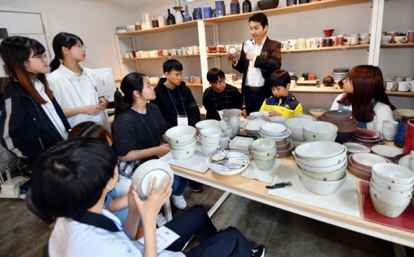 1일 용인시 처인구 포곡읍 영일도방에서 열린 경기꿈의 학교 ‘2019 꿈꾸는 도자 예술가’에 참가한 학생들이 학교장인 조영일 도예가로 부터 도자기의 종류 등에 대해 설명을 듣고 있다.전형민기자