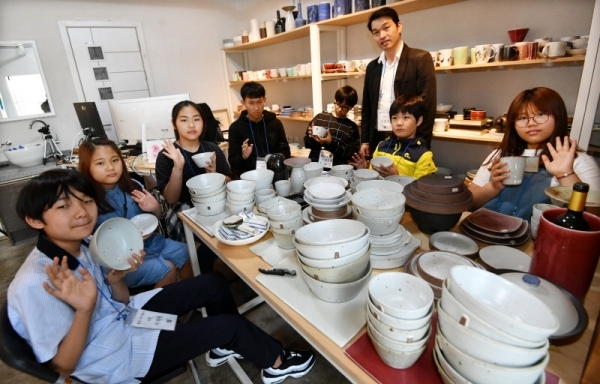 1일 용인시 처인구 포곡읍 영일도방에서 열린 경기꿈의 학교 ‘2019 꿈꾸는 도자 예술가’에 참가한 학생들이 학교장인 조영일 도예가로 부터 도자기의 종류 등에 대해 설명을 듣고 있다.전형민기자