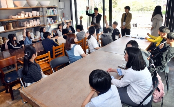 1일 용인시 처인구 포곡읍 영일도방에서 열린 경기꿈의 학교 ‘2019 꿈꾸는 도자 예술가’에 참가한 학생들이 학교장인 조영일 도예가로 부터 도자기의 종류 등에 대해 설명을 듣고 있다.전형민기자