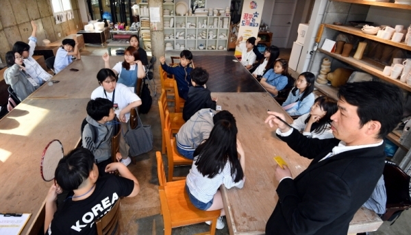 1일 용인시 처인구 포곡읍 영일도방에서 열린 경기꿈의 학교 ‘2019 꿈꾸는 도자 예술가’에 참가한 학생들이 학교장인 조영일 도예가로 부터 도자기의 종류 등에 대해 설명을 듣고 있다.전형민기자