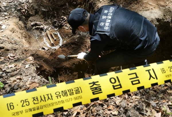 1일 오후 의왕시 모락산에서 국방부 유해발굴감식단이 전사자 것으로 추정되는 유골을 수습하고 있다. 모락산 일대는 6ㆍ25 전쟁 당시 1951년 1월 말부터 2월 중순 사이에 국군 1사단과 미 25사단, 터키여단 1개 대대 등이 북한군과 중공군을 상대로 치열한 전투를 벌였던 곳으로 이번 발굴작업에는 국방부 유해발굴감식단, 수도군단 유해발굴단, 육군 51사단 장병들이 참여했다. 윤원규 기자