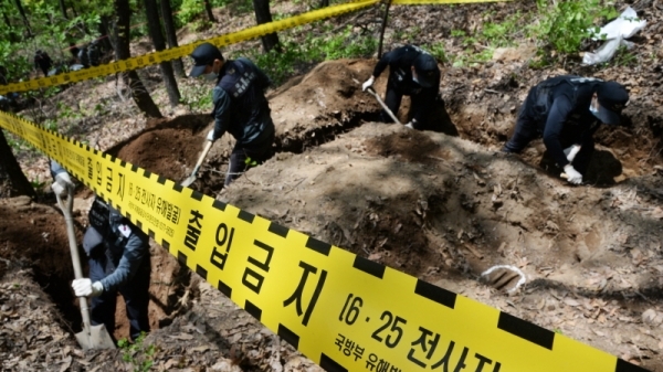 1일 오후 의왕시 모락산에서 국방부 유해발굴감식단이 전사자 것으로 추정되는 유골을 수습하고 있다. 모락산 일대는 6ㆍ25 전쟁 당시 1951년 1월 말부터 2월 중순 사이에 국군 1사단과 미 25사단, 터키여단 1개 대대 등이 북한군과 중공군을 상대로 치열한 전투를 벌였던 곳으로 이번 발굴작업에는 국방부 유해발굴감식단, 수도군단 유해발굴단, 육군 51사단 장병들이 참여했다. 윤원규 기자