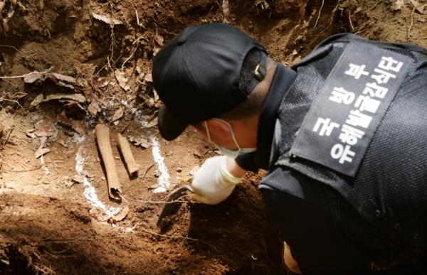 1일 오후 의왕시 모락산에서 국방부 유해발굴감식단이 전사자 것으로 추정되는 유골을 수습하고 있다. 모락산 일대는 6ㆍ25 전쟁 당시 1951년 1월 말부터 2월 중순 사이에 국군 1사단과 미 25사단, 터키여단 1개 대대 등이 북한군과 중공군을 상대로 치열한 전투를 벌였던 곳으로 이번 발굴작업에는 국방부 유해발굴감식단, 수도군단 유해발굴단, 육군 51사단 장병들이 참여했다. 윤원규 기자