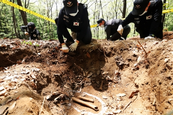 1일 오후 의왕시 모락산에서 국방부 유해발굴감식단이 전사자 것으로 추정되는 유골을 수습하고 있다. 모락산 일대는 6ㆍ25 전쟁 당시 1951년 1월 말부터 2월 중순 사이에 국군 1사단과 미 25사단, 터키여단 1개 대대 등이 북한군과 중공군을 상대로 치열한 전투를 벌였던 곳으로 이번 발굴작업에는 국방부 유해발굴감식단, 수도군단 유해발굴단, 육군 51사단 장병들이 참여했다. 윤원규 기자