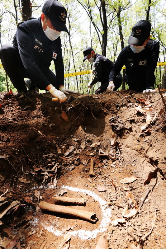 1일 오후 의왕시 모락산에서 국방부 유해발굴감식단이 전사자 것으로 추정되는 유골을 수습하고 있다. 모락산 일대는 6ㆍ25 전쟁 당시 1951년 1월 말부터 2월 중순 사이에 국군 1사단과 미 25사단, 터키여단 1개 대대 등이 북한군과 중공군을 상대로 치열한 전투를 벌였던 곳으로 이번 발굴작업에는 국방부 유해발굴감식단, 수도군단 유해발굴단, 육군 51사단 장병들이 참여했다. 윤원규 기자