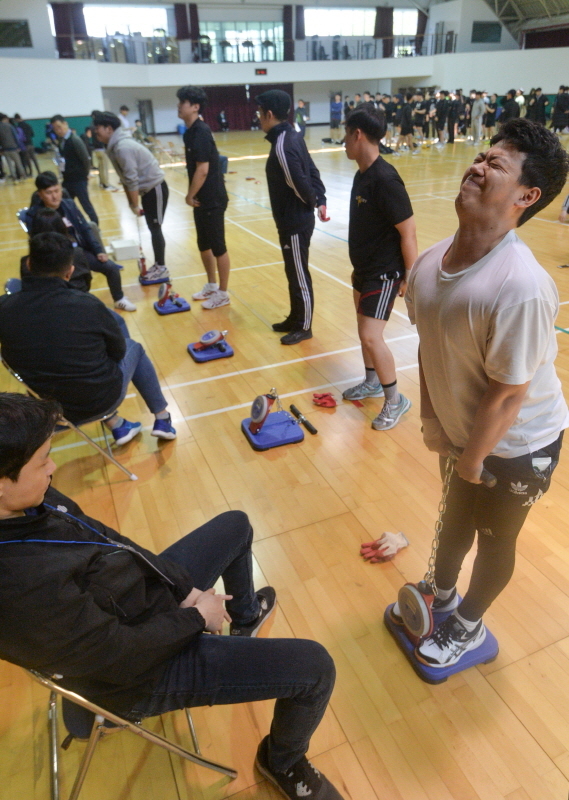 1일 오전 인천 서구 인천시인재개발원 체육관에서 열린 ‘2019년 지방소방공무원 채용 체력시험’에서 지원자들이 힘을 다해 시험을 치르고 있다.조주현기자
