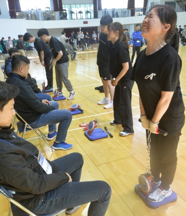 1일 오전 인천 서구 인천시인재개발원 체육관에서 열린 ‘2019년 지방소방공무원 채용 체력시험’에서 지원자들이 힘을 다해 시험을 치르고 있다.조주현기자