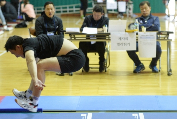 1일 오전 인천 서구 인천시인재개발원 체육관에서 열린 ‘2019년 지방소방공무원 채용 체력시험’에서 지원자들이 힘을 다해 시험을 치르고 있다.조주현기자