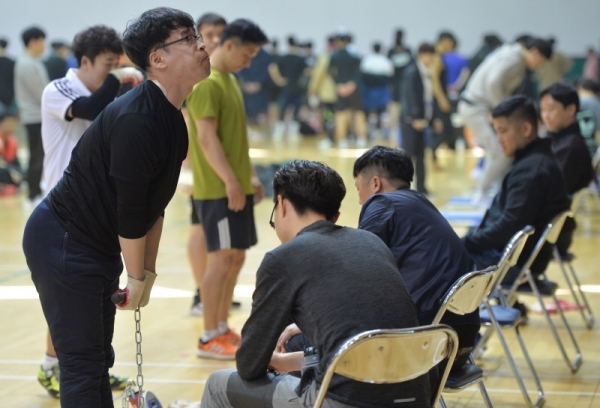 1일 오전 인천 서구 인천시인재개발원 체육관에서 열린 ‘2019년 지방소방공무원 채용 체력시험’에서 지원자들이 힘을 다해 시험을 치르고 있다.조주현기자