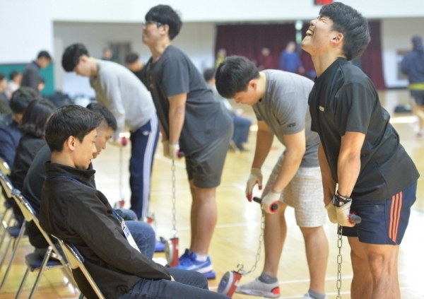 1일 오전 인천 서구 인천시인재개발원 체육관에서 열린 ‘2019년 지방소방공무원 채용 체력시험’에서 지원자들이 힘을 다해 시험을 치르고 있다.조주현기자
