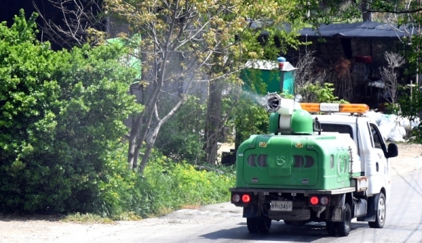 1일 용인시 처인구 모현면의 한 축산농장에서 용인시공동방역단이 아프리카 돼지열병 유입 차단을 위해 방역작업을 하고 있다. 경기도는 아프리카 돼지열병(ASF)의 국내 유입 차단 위해 도내 양돈 농가 및 발생국 여행자를 대상으로 예방을 위한 홍보활동을 강화하는 등 방역 관리에 총력을 기울이고 있다.전형민기자
