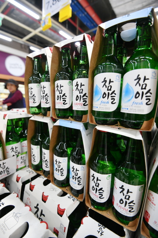 1일 소주 업계 1위 하이트진로가  소주 출고가격을 올리면서 소비자가격이 줄줄이 오를 전망이다. 김시범기자