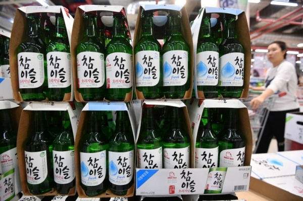 1일 소주 업계 1위 하이트진로가  소주 출고가격을 올리면서 소비자가격이 줄줄이 오를 전망이다. 김시범기자