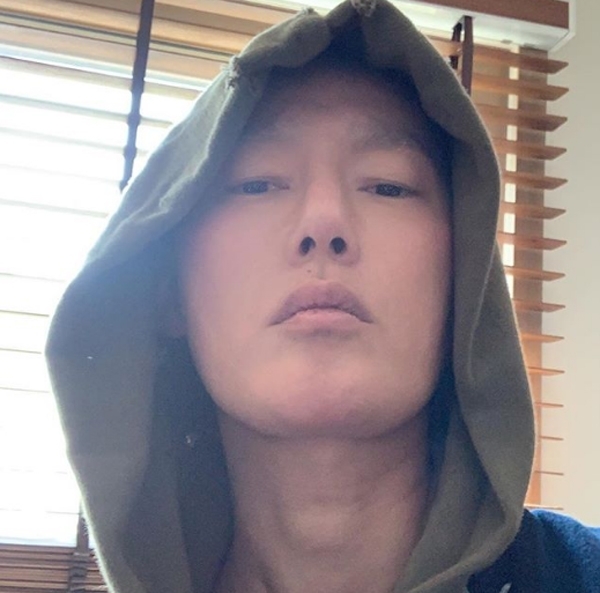 방송인 허지웅이 투병 중인 근황을 공개했다. 허지웅 인스타그램