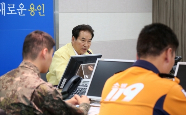 백군기 시장이 자연재난 사전대비 회의를 주재하는 모습