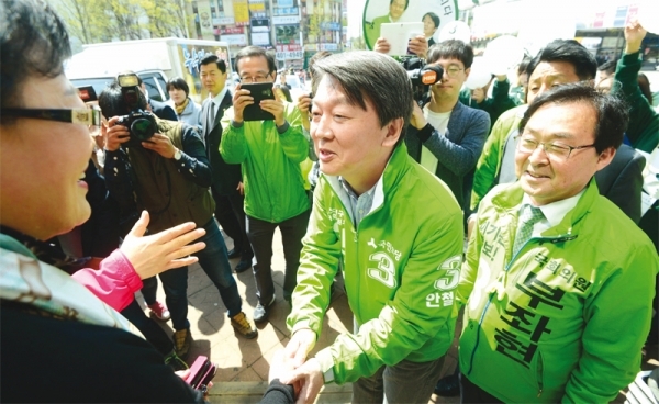 2016년 4월 11일 4·13 총선 안산지역 지원유세에 나선 당시 국민의당 안철수 공동대표가 단원을 부좌현, 상록갑 박주원 후보와 함께 지지를 호소하고 있다.