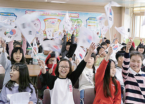 지난 3월 11일 안성 양성초등학교에서 안성 최초 3·1운동 100주년을 기념해 ‘함께 기억하는 100년 전 그날’ 행사에서 학생들이 태극기를 흔들고 있다. 안성시청 제공